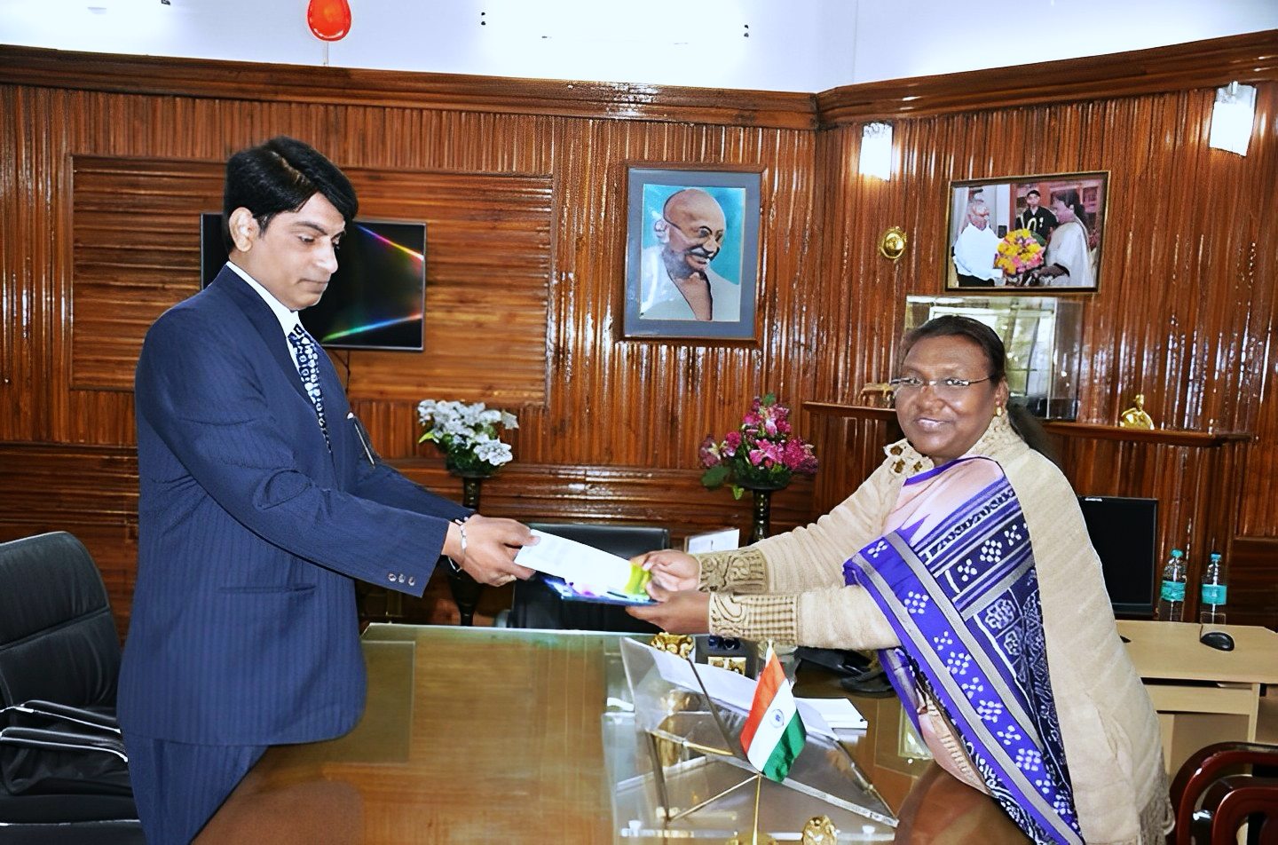 Manish Kumar with Droupadi Murmu